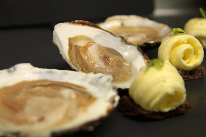 Ostras al natural con mantequilla de limón y pan de centeno. Foto: Flickr / Casa Urola (con CC).