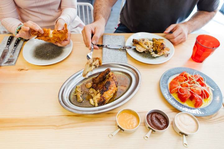 Pollo frito, a l'ast y ensalada de tomate de Barbastro.