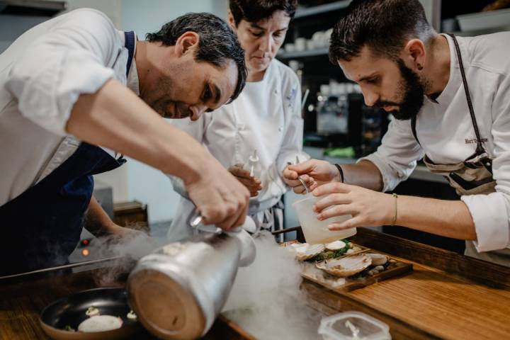 El chef Javier Olleros, junto con parte de su equipo, usando nitrógeno líquido para congelar algas al momento. Foto: Nuria Sambade.