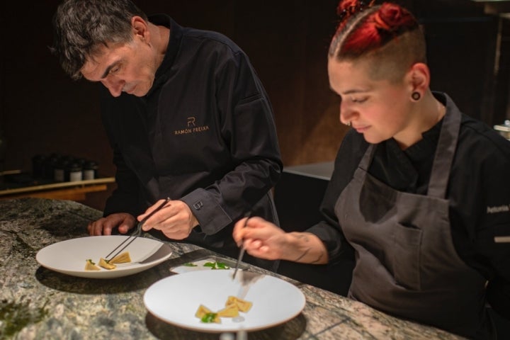 EMPLATANDO LA CIGALA Y RAVIOLI DE FOIE