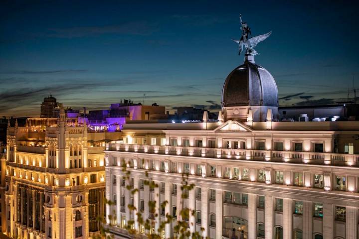 El Edificio Sociedad Madrid-París, iluminado al caer el sol.