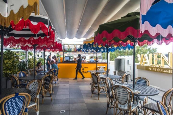 Azotea 'Àtic Alameda': mesas en la terraza