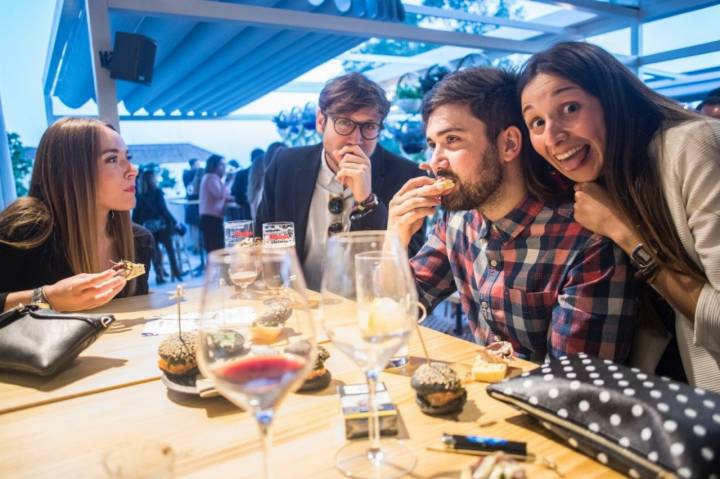 Azotea 'Àtic Alameda': clientes comiendo