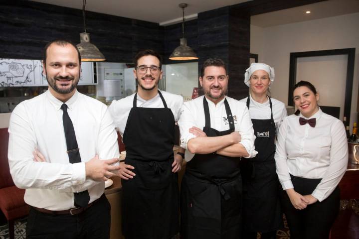 El chef David Olivas con su equipo.