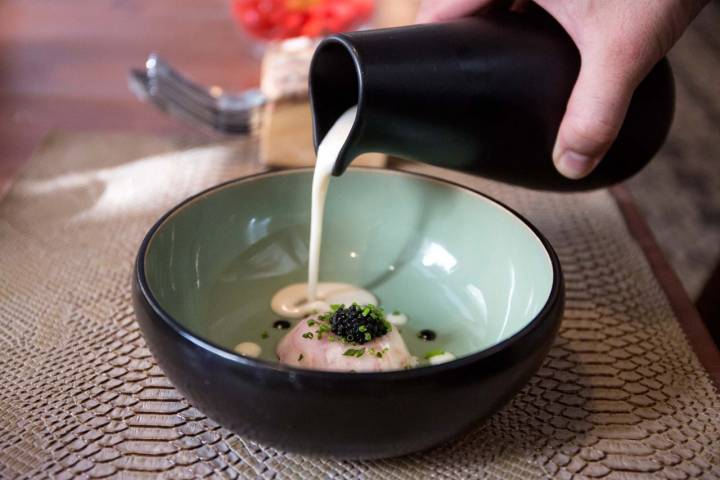 Ajoblanco templado con bogavante, pasta de almendra, huevas de arenque y toques ahumados