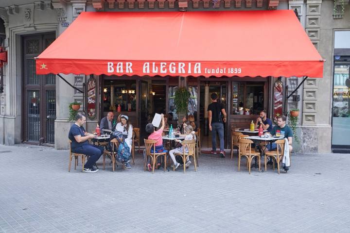 La terraza de este bar casi siempre se llena.