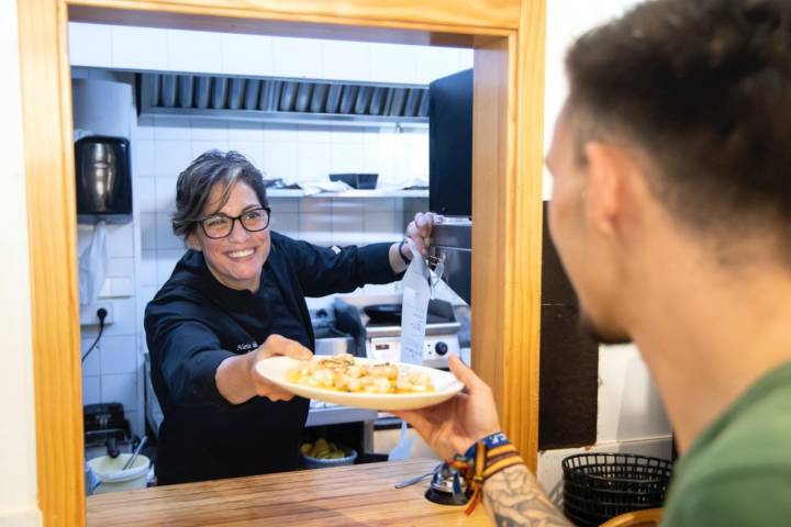 Mar Soriano, cocinera del Bar Guerra, en San Pedro de Alcántara (Málaga)