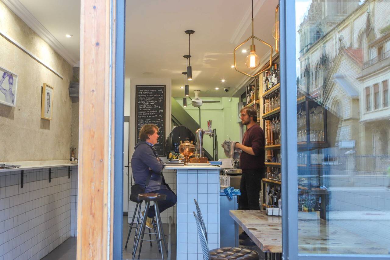 En un pequeño bar de no más de 27 metros cuadrados en el barrio de Gros, el chef Borja García ha levantado el imperio de la cocina sin humos.