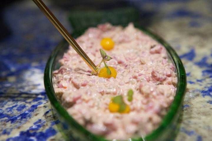 Emplatando el tartar de calamar.