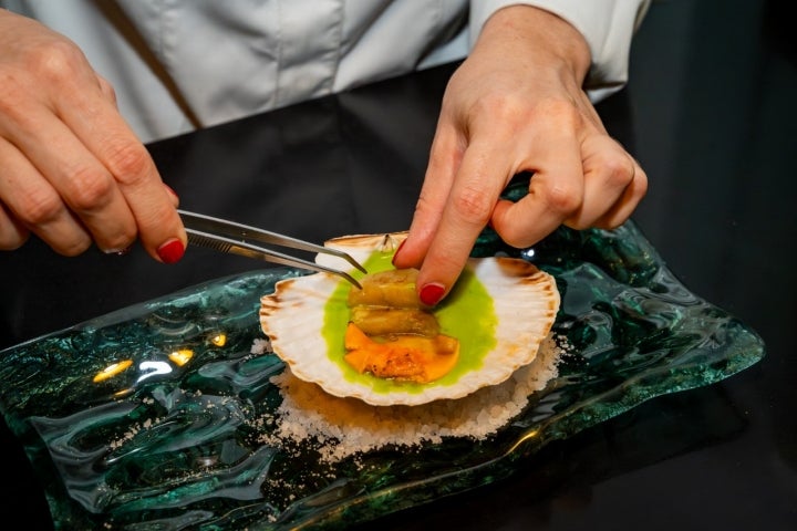 Viera marinada y soasada con gazpachuelo de aguacate y aceite de cilantro