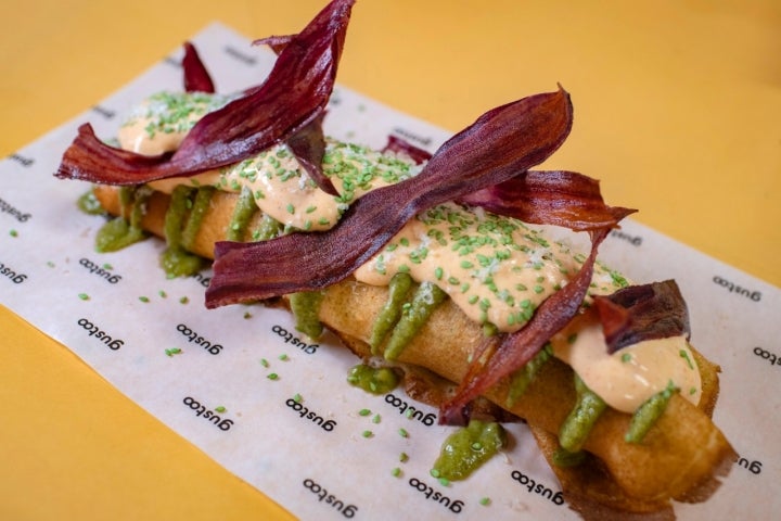 Filloa de Gambón: Gamones en tempura, alga wakame encurtida en Chile pasillo, salsa verde mexicana, albahaca, mayo de Sriracha y Kimchee.