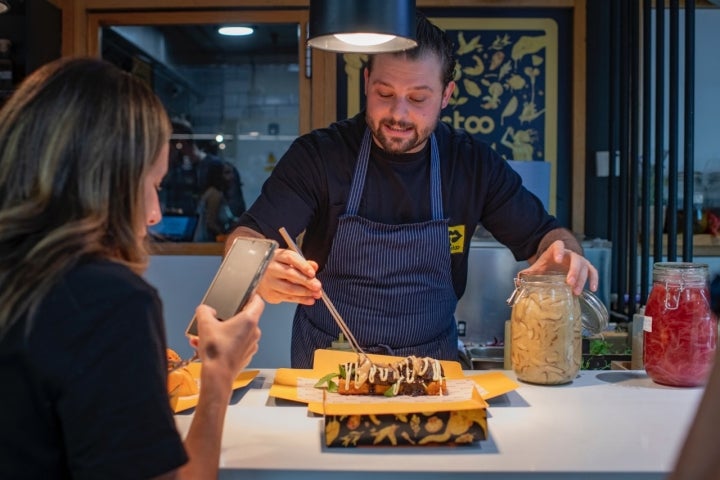 Aldo terminando de emplatar el Brioche de costilla.