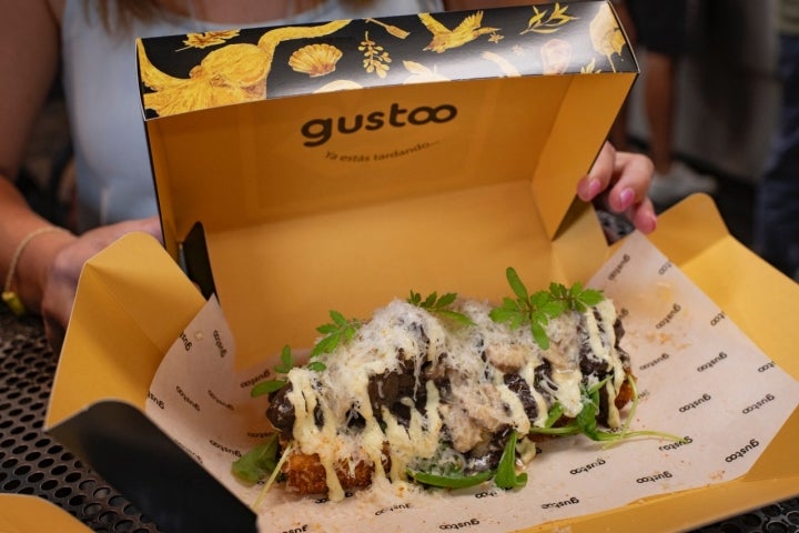 Brioche de costilla:  costilla glaseada con barbacoa de arándanos y miso, setas escabechadas, mayo de lima kefir, rúcula con parmesano rallado.