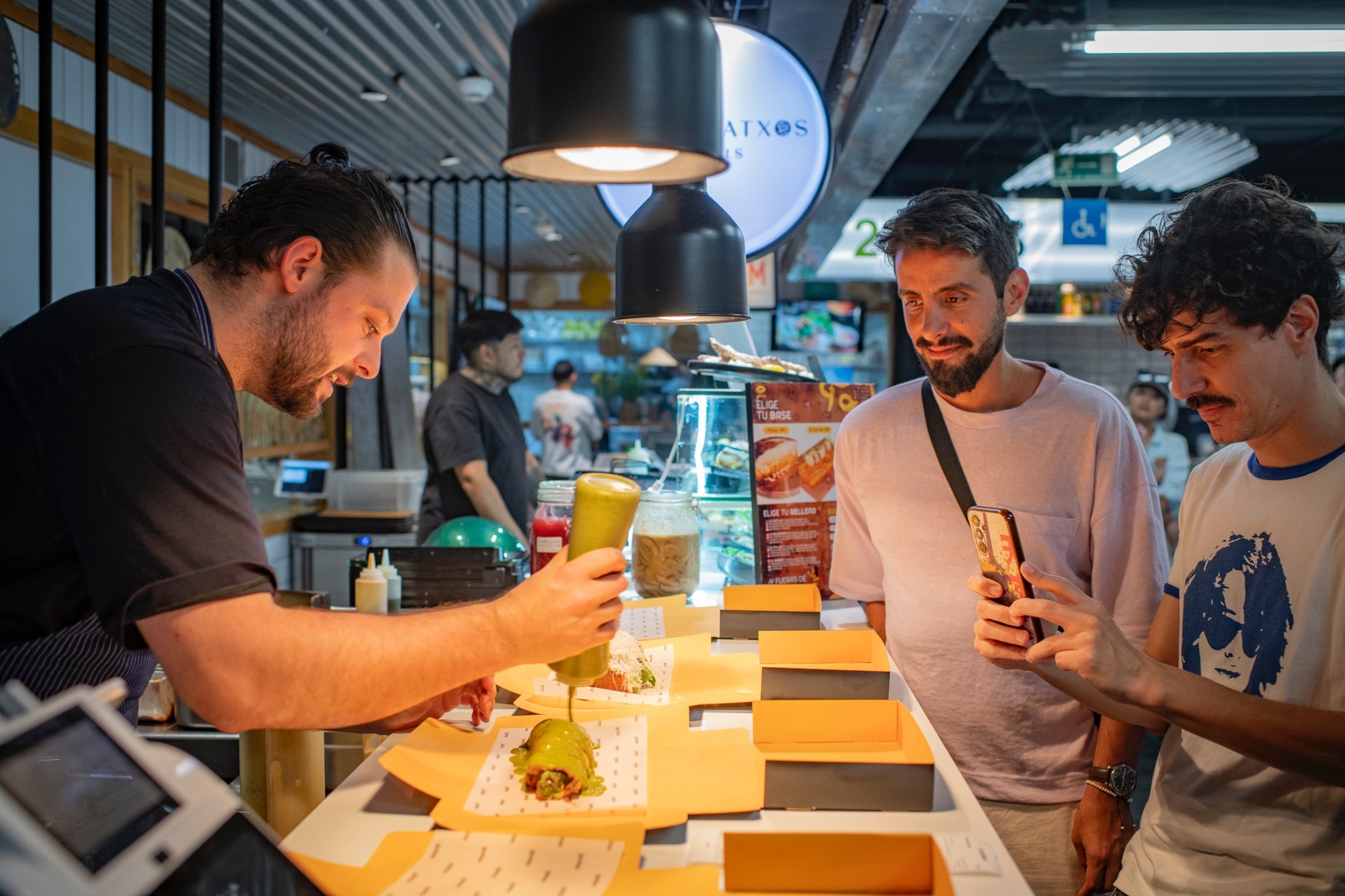 Aldo emplata todo frente al cliente.