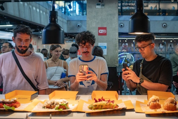 Nadie se resiste a hacer una foto de las elaboraciones de 'Gustoo''..