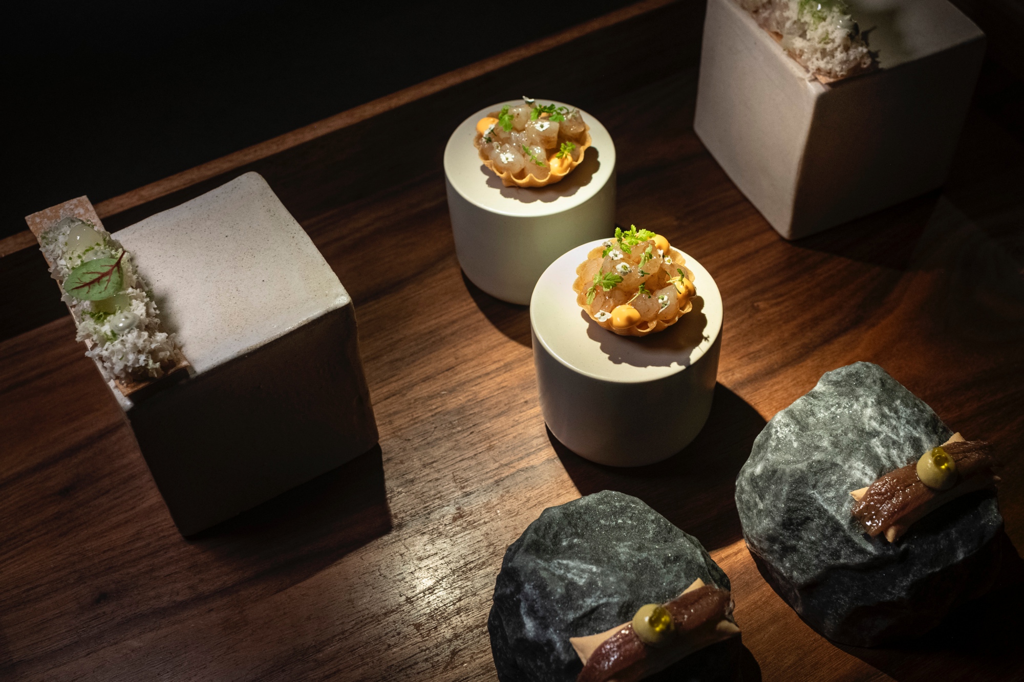 Tartaleta de quisquilla, tartar de corvina y gilda estilo 'Bascoat'