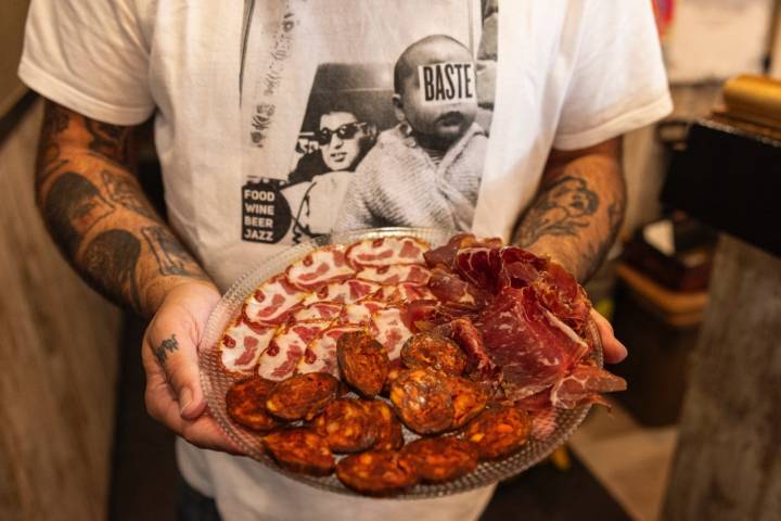 Un plato con una variedad de embutidos