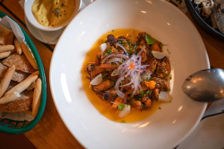 Mejillones ahumados en escabeche casero de amontillado.