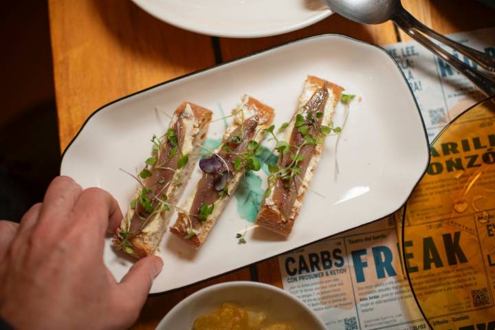 Anchoas ahumadas con mantequilla y pan de coca.