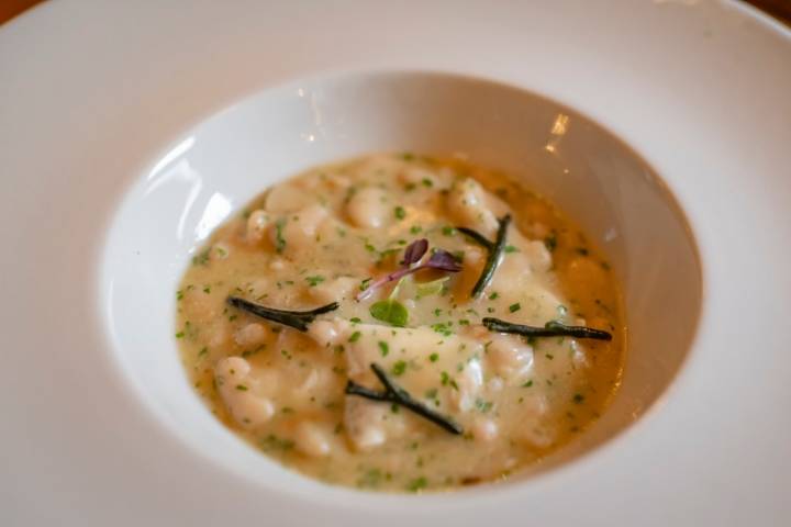 Alubias del Mongeta del Ganxet con cocochas de bacalao al pil y pil y alga codium.