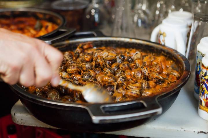 Caracoles a la cazuela, uno de los platos estrella del referente vermutero de Vallespir.