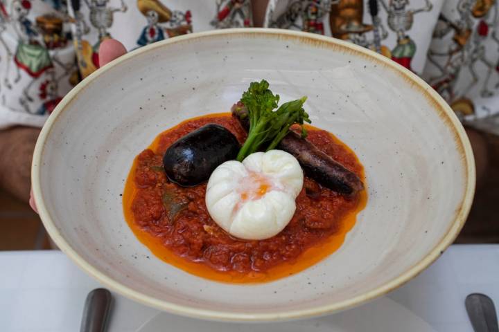 El plato de pisto, longaniza, morcilla y huevo pochado como recuerdo a las 'pataquetas' de los años 80 y 90.