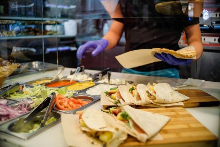 Pitas rellenas con muchos ingredientes (sí, queso feta también).