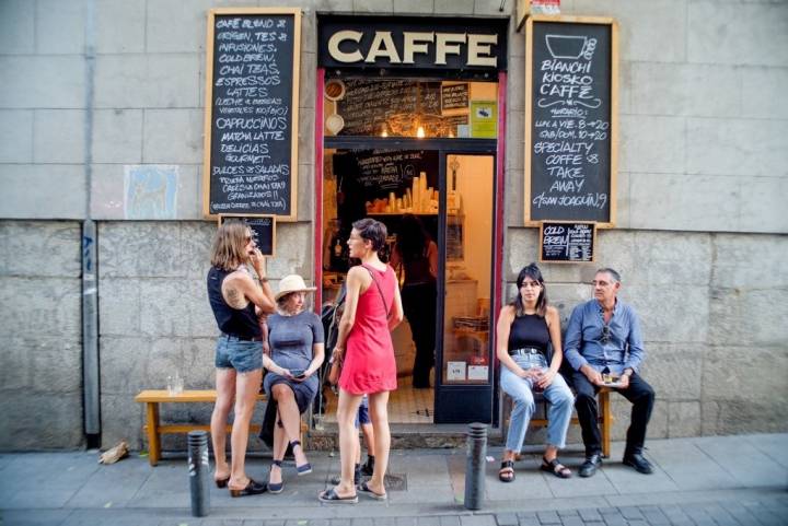 El postureo en la puerta, y una selección musical del Dj Sandro Bianchi en el interior.