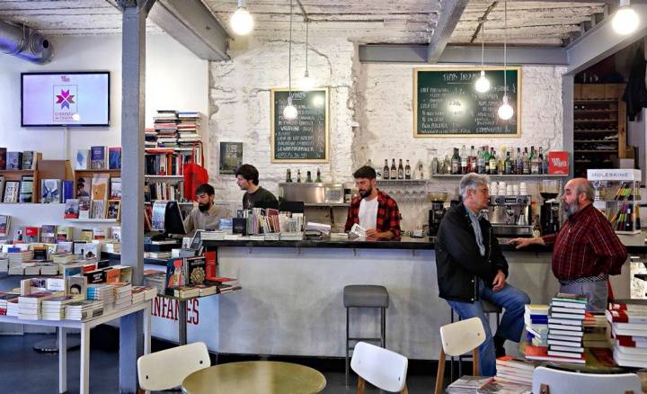 En 'Tipos Infames' uno no solo lee libros, también bebe cerveza. Foto: Roberto Ranero.