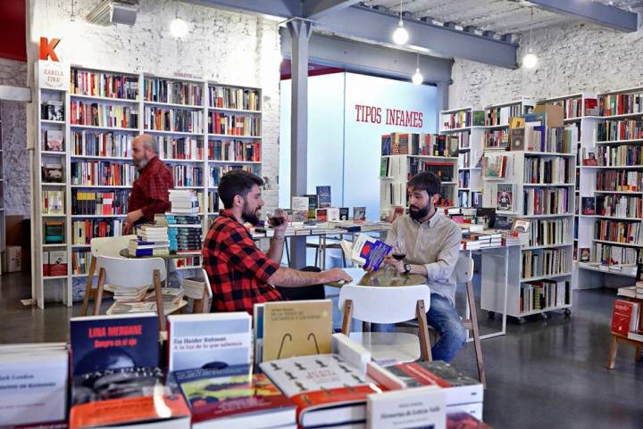 Minimalista pero llena de libros y buenos vinos, invita a sentarse y dejarse llevar. Foto: Roberto Ranero.