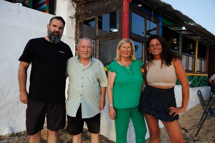 Reinaldo, Bartolo, Mercedes y Macarena Muñoz, la saga tras 'La Cantina del Titi'.
