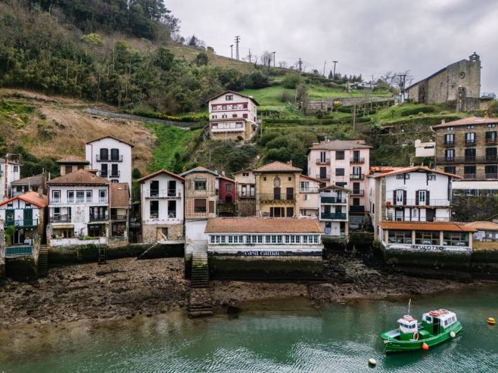 Vista del restaurante 'Casa Cámara' desde la Ría de Pasaia