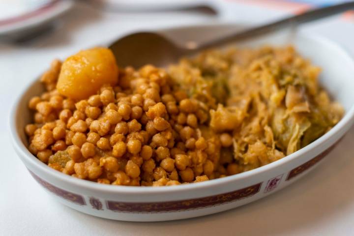 Los garbanzosde Valdevieja o de Pedrosillo con repollo de Barrientos de la Vega.