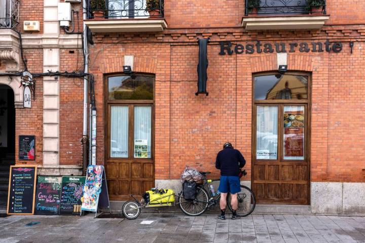 Un peregrino en bici, aparcando a la puerta de 'Casa Maragata'.