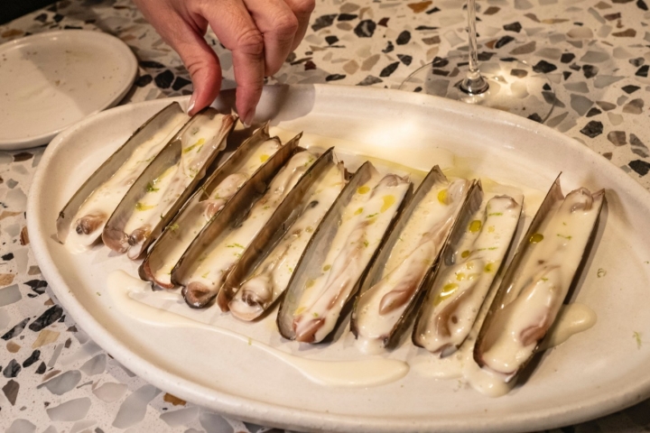 Navajas de buceo gallegas a la parrilla con escabeche frío de limón y ralladura de limas frescas.