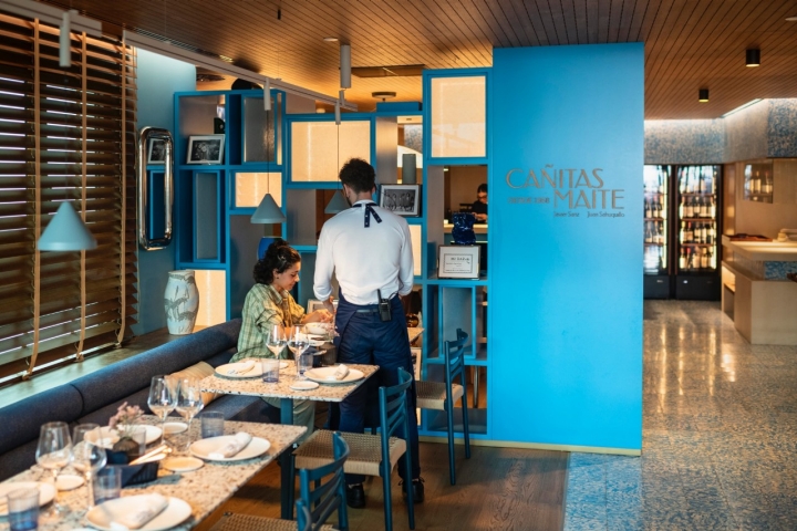 La decoración de la sala evoca el Mediterráneo.