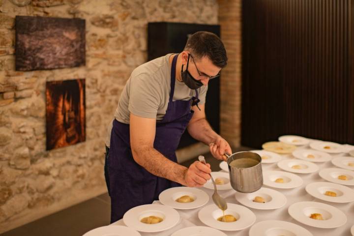 Cena de verano en bodega Recaredo: merluza en salsa verde