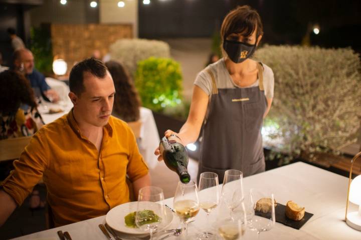 Cena de verano en bodega Recaredo: sirviendo un espumoso de 'Recaredo'