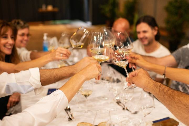 Cena de verano en bodega Recaredo: brindis