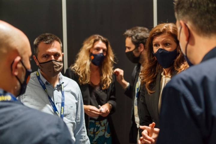 María Victoria Zingoni y María Ritter junto a varios cocineros en el backstage, minutos antes de comenzar la presentación.