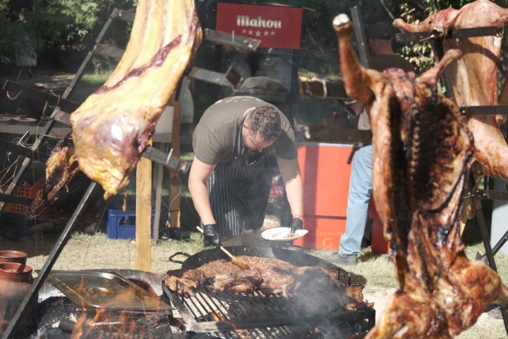 Una parrilla gigante en el festival de Chefs on Fire Madrid 2025 con carnes.