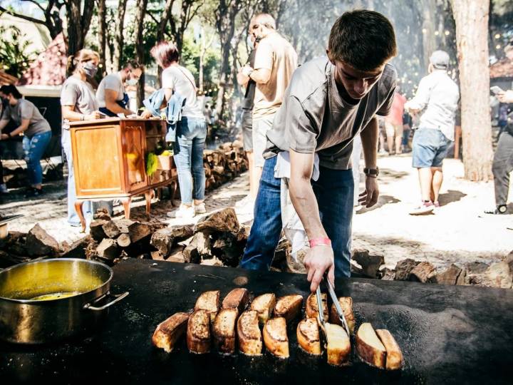 Un cocinero trabajando al fuego en el Chefs on Fire