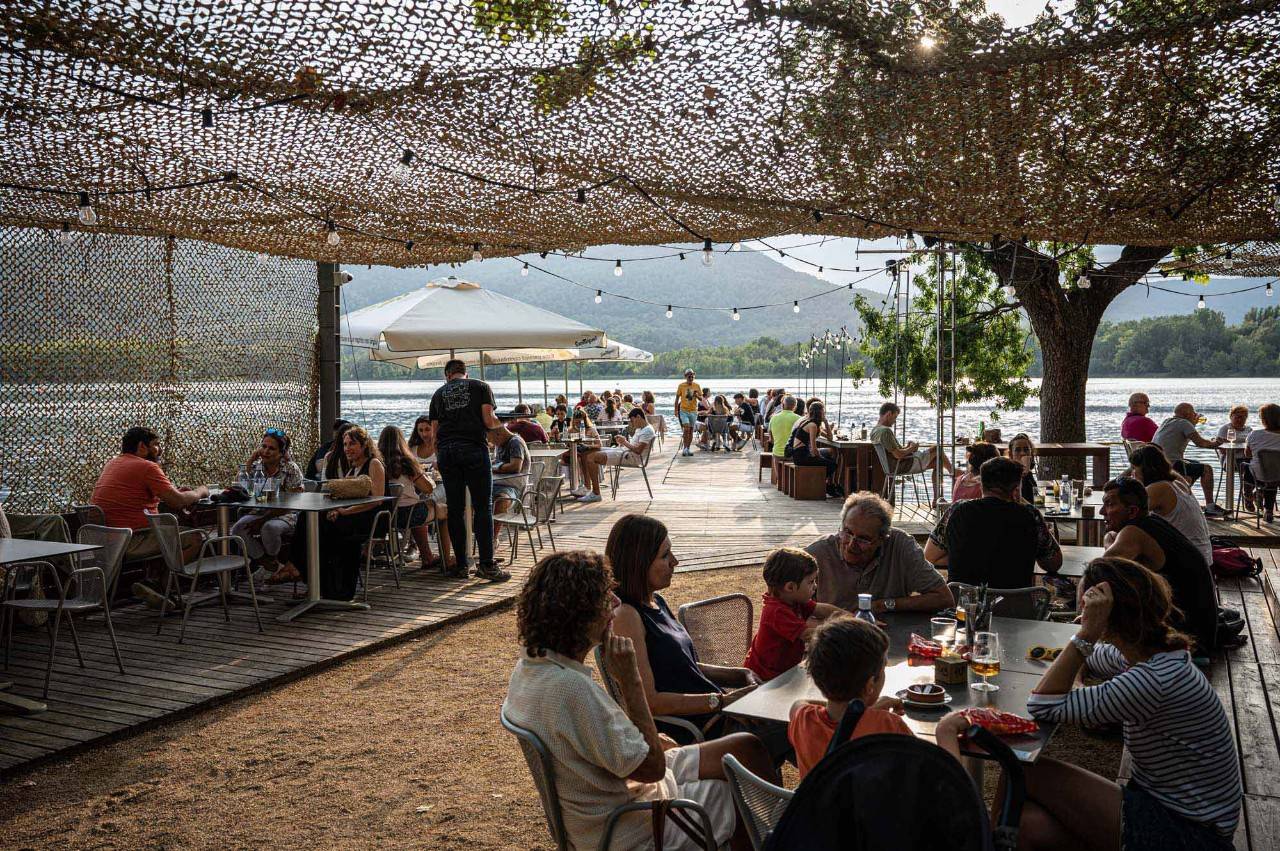 Terraza llena del chiringuito.