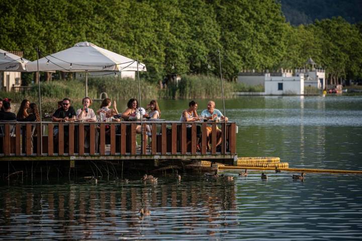 Terraza sobre el río.