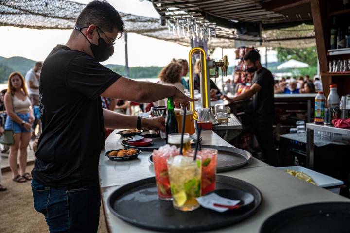 Según va atardeciendo, las mesas van pidiendo mojitos y gin tonics.