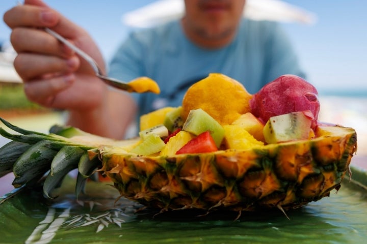 Postre de piña y sorbetes del chiringuito Chinini en Chipiona.
