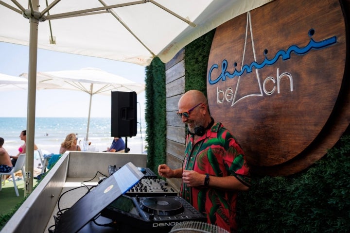 Dj del chiringuito Chinini en Chipiona.