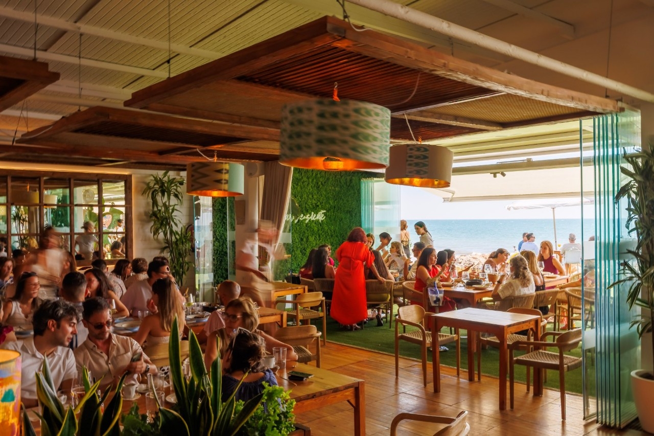 El beach club chipionero con alma de restaurante 