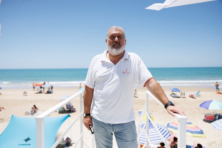 Miguel López, copropietario del chiringuito Chinini en Chipiona.