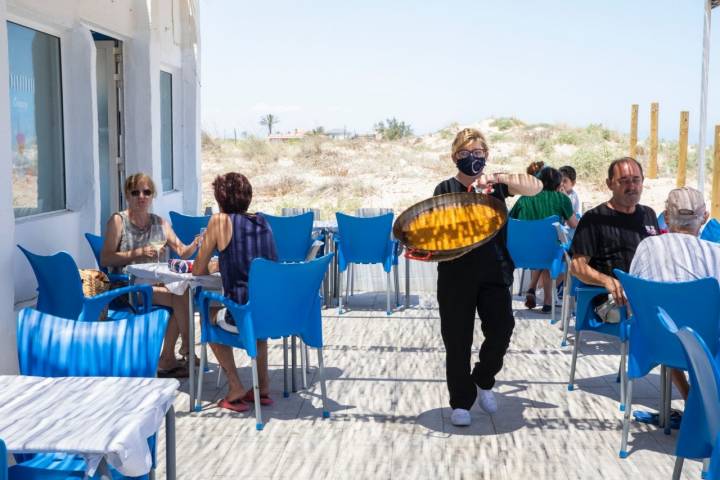 Chiringuito 'El Mayo' (Cullera): camarera llevando arroz a la mesa